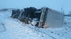 Sníh ochromil dopravu, na Moravě bouraly desítky aut
