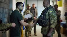 Zelenskyj vyrazil na frontovou linii. Nakráčel do města obléhaného Rusy
