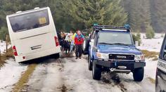 Drama na lyžáku. Autobus s dětmi uvázl na špatné cestě, mohla za to navigace