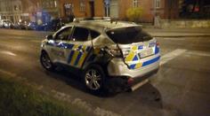 Tomu se říká SMŮLA! Řidič dodávky v noci naboural do policejního vozu!