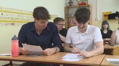 Maturantům odzvonilo. Do zkoušky dospělosti jim zbývá pár posledních dní