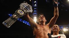 První UFC šampion se po letech vrací do klece. Zvládne znovu získat titul?