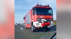 Co to má znamenat? Oboustranné auto zaskočilo řidiče na dálnici