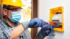 Nemůžete sehnat elektrikáře? Pomoci může dodavatel elektřiny