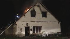 Dům na Olomoucku lehl popelem. Majitel dříve hrozil, že ho zapálí
