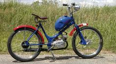 Motorkář (†69) nepřežil vážnou nehodu při závodech mopedů