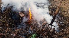 Šetřete vodou a nepalte listí. ČHMÚ vydal výstrahu před požáry