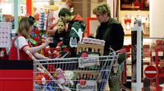 Zakázali nám svačinu i židle! Prodavačky popisují ŠIKANU V SUPERMARKETECH