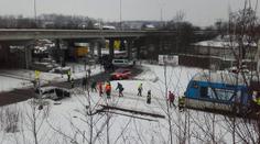 Vlak na přejezdu smetl auto. Dva zranění, dítě museli vystříhat!