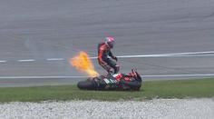 Motorka v plamenech! Jezdec MotoGP od svého stroje utíkal