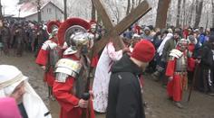 Bílou sobotu slaví křesťané po celém světě. V Česku se pletly pomlázky