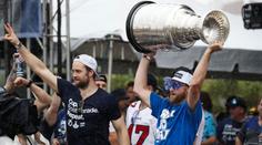 Hokejisté Tampy zničili Stanleyův pohár! Cenná trofej nepřežila oslavy