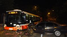 Tři zranění skončili v nemocnici po čelní bouračce osobáku s autobusem