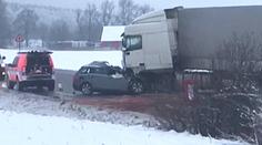 Hlavní tah z Jihlavy ucpala tragická nehoda, řidič osobáku ji nepřežil