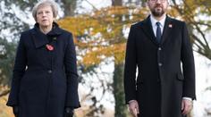 Do konvoje s premiéry Británie a Belgie vjelo cizí auto. Dva zranění