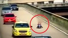 VIDEO: Chlapec (8) se na tříkolce prohání v provozu mezi auty! A kde jsou rodiče?