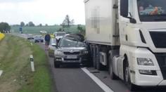 Kamion nedobrzdil a natlačil auto na další kamion: Jedna mrtvá