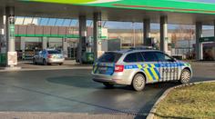 Policie dopadla muže, který pobodal servírku. Přepadl i čerpací stanici