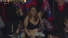 VIDEO: Fanynka se nestyděla, góly Plzně se slavily bez trička!