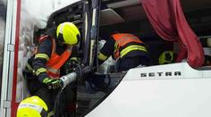 Autobus se na dálnici srazil s popeláři. 1 mrtvý, 30 zraněných