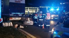 Řidič na dálniční benzínce narazil do návěsu, letěl pro něj vrtulník