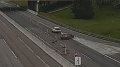 Nerespektoval vůbec nic. Řidič BMW na D1 driftem kácel značení, pak prorazil svodidla