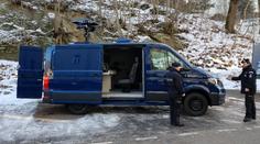 Tajná policejní základna na kolech. Jaký je úkol speciálních dodávek?