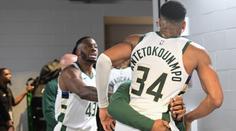 Jako malé děti. Hvězdě NBA ukradli míč, prali se o něj v šatnách