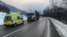 Policisté pomáhali kamioňákovi v nouzi, jednoho smetl náklaďák