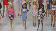 Holá hlava, kožní choroby a vlasatý Ken. Na trh míří nové panenky Barbie