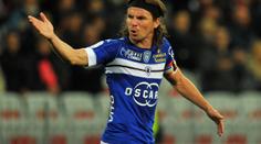 VIDEO: Hodně kuriózní červená! Fotbalista "napadl" tabuli a šel!