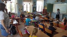 Děti si ve škole hrály na feťáky. Drtily bonbóny a dělaly "lajny"
