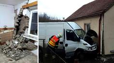 Na Karlovarsku narazila dodávka do domu. Zbořila mu část zdi