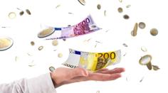 Rodina vyhodila komodu i s milionem korun. Ženě, která peníze našla, hrozí vězení
