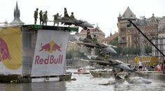 BLÁZNI v létajících monstrech! Nad Vltavu se chystají šílení konstruktéři