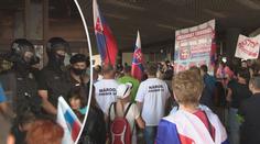 Při protestech na Slovensku zasahují těžkooděnci, jedna policistka je zraněná