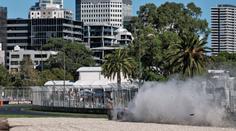 Tréninková divočina v Melbourne: Kolize v pit lane a poničená formule Verstappena