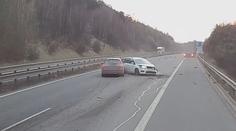 VIDEO: Řidič zachytil okamžiky před vážnou nehodou na D5. Vůbec se nemusela stát, říká expert