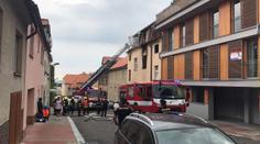 V Praze hořel byt! Hasiči zachránili dvě ženy, psa a kočku