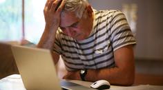 Důchodce si chtěl přilepšit. Podvodníci ho ale připravili o statisíce korun