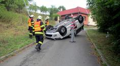 Špatně zabržděný Yeti ujel majiteli a skončil na střeše