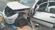 Srážka dvou aut uzavřela silnici na Děčínsku. Zranilo se pět lidí včetně dítěte
