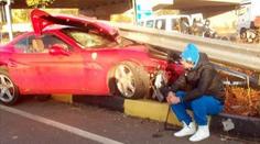Fotbalová hvězda zrušila své ferrari. A pak přišly potupné fotky na obrubníku