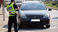 Čtrnáctiletý chlapec boural v autě přímo před očima strážníků