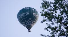 Pár se zasnoubil v létajícím balónu, ten se hned poté zřítil