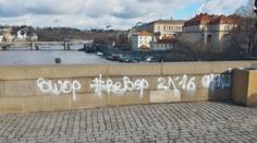 Sprejeři z Karlova mostu jsou odhaleni! Z Česka radši utekli