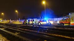 Tramvaj najela v Praze na ležícího muže, zázrakem přežil