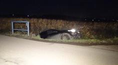 Řidič spadl s audinou do příkopu, dýchnout policistům odmítl