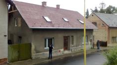 Matka zakopala holčičku do hnoje. Dítě žilo
