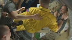 Trojice ruských kosmonautů dorazila na ISS. Měli na sobě kombinézy v barvách Ukrajiny